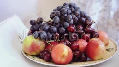 人类`用葡萄樱桃和桃子从盘子里拿水果。 1920x1080。 高清高清